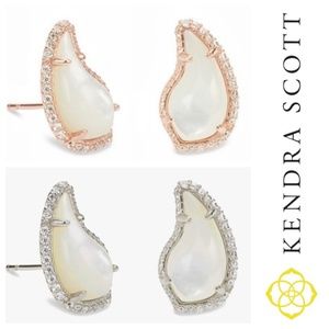 KENDRA SCOTT TEMPLE STUD EARRINGS IN IVORY PEARL
